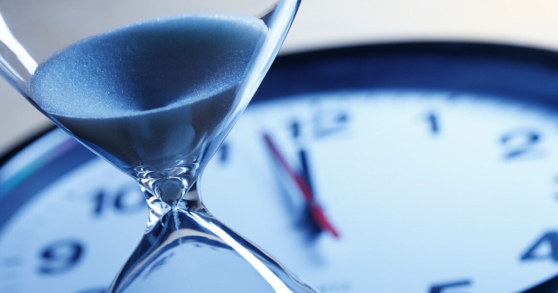 An hourglass and clock depict the 2027 end date for SAP’s ECC support for SAP ECC 6.0.