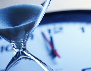 An hourglass and clock depict the 2027 end date for SAP’s ECC support for SAP ECC 6.0. 